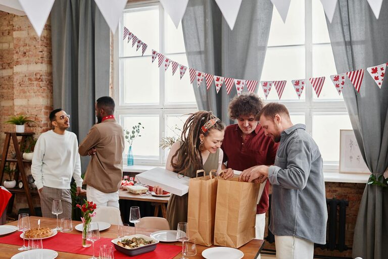 Jak zorganizować idealne przyjęcie w domu: porady i inspiracje